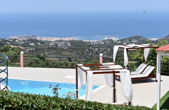 Superb villa,with amazing seaviews & huge pool!