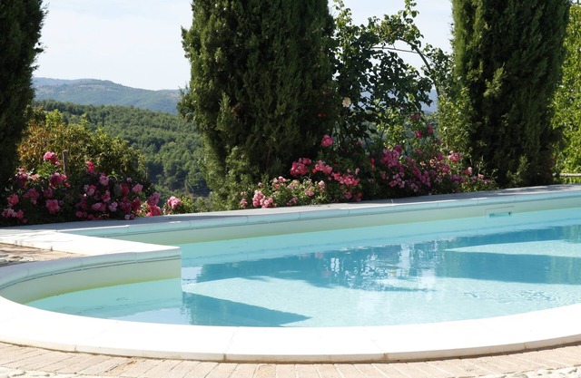 Magnífica villa con muebles de época, gran jardín de rosas y piscina privada.