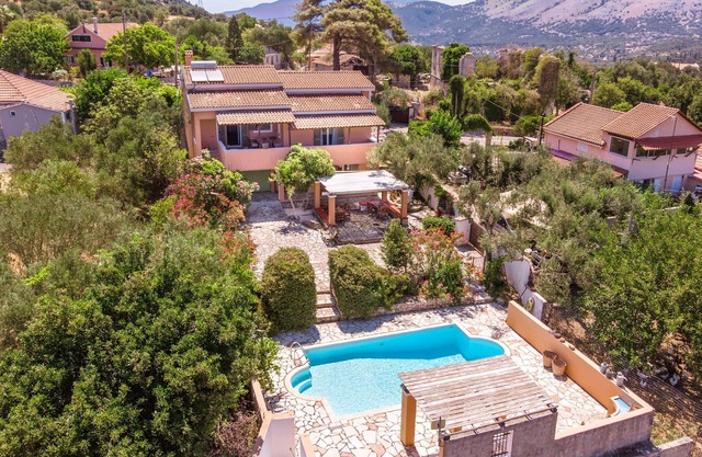 Magnífica villa con piscina privada en una ubicación impresionante sobre la bahía de Myrtos