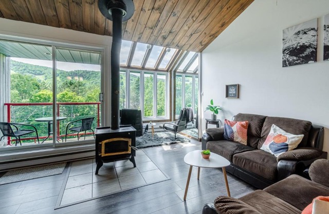 Superbe condo face aux pentes de ski Stoneham!