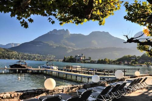 Superbe Duplex les pieds dans l'eau Vue Lac et Château avec Plage et parking Privés