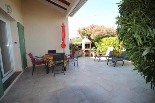 Superbe villa climatisée, vue réserve naturelle, 7 couchages 3 chambres belle terrasse piscine commune parking dans résidence sécurisée 200m de la plage LRMA52