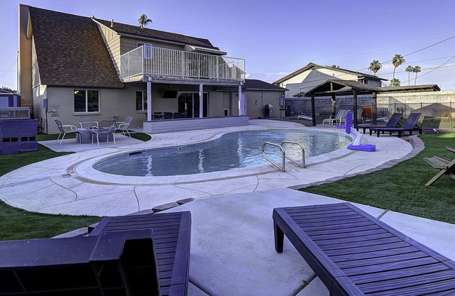 Superhost, Arcade, Heated Pool, Golf putting, Fire pit