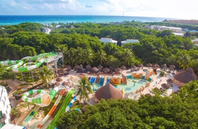 SuperHost! KIDS Eat FREE - VIP Sandos Caracol