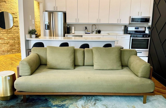 SuperHost Large Roommate style 2 Bedroom, 2 Bath, Patio, Sunroom, L Kitchen