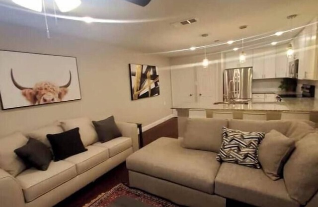 SUPERHOST/Spacious Titun Enclave Rodeo < 1mile. Baby Crib,. IMPROVED. 12 ppl