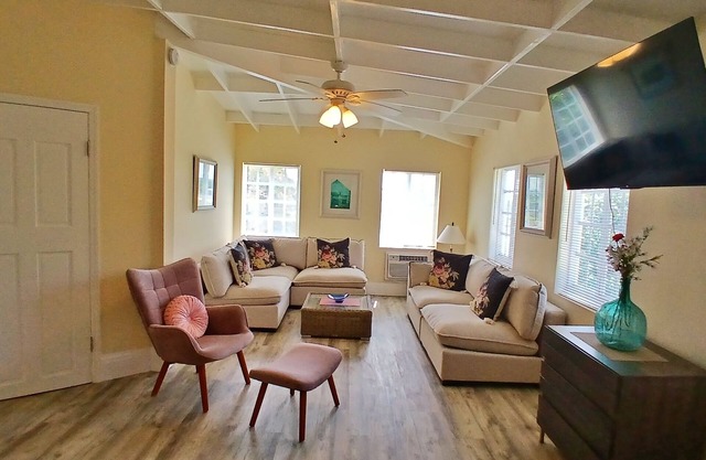 FLIRTY FLAMINGOS - Huge, airy 2 bedrooms 2 bathrooms - Grand Turk Island!
