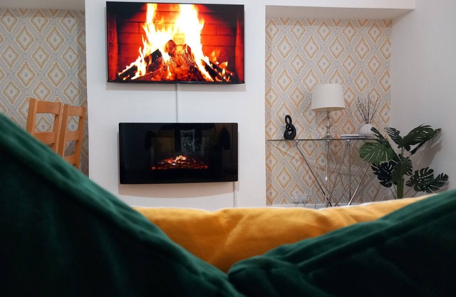 Superior Apartment | Edinburgh & Glasgow Trains | Private off street parking |