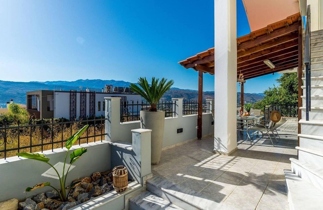 Superior Apartment - Overlooking Chania-with Pool