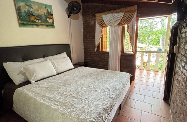 Elegante Habitación Doble con Balcón Privado