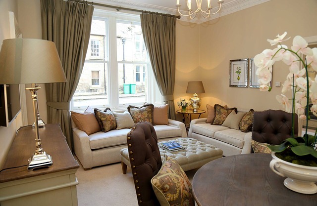 Superior ground floor pied à terre with short walk to golf courses