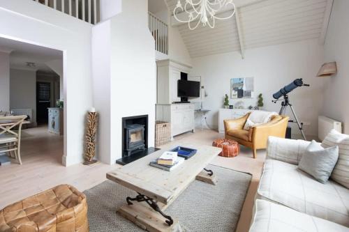 Superior house for 6 near beach w parking garden
