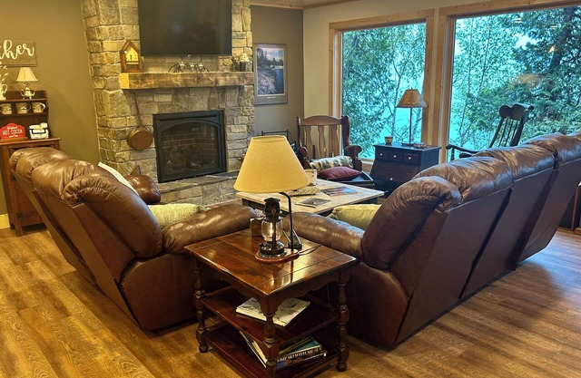 Cozy unit with amazing views and direct access to the shore of Lake Superior
