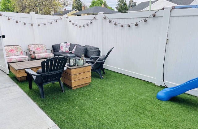 SUPREME LOCATION, Right Downtown Walk to Beaches & Restaurants. Tranquil Patio