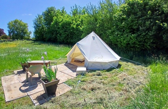 "Sur les prés" is a tent set up in a meadow, 100% natural.