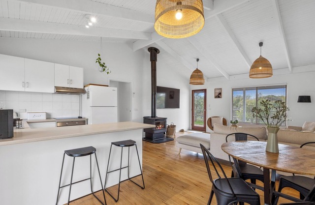 Surf Beach Retreat, 200 mtrs from Surf Beach, family holiday games, free WiFi