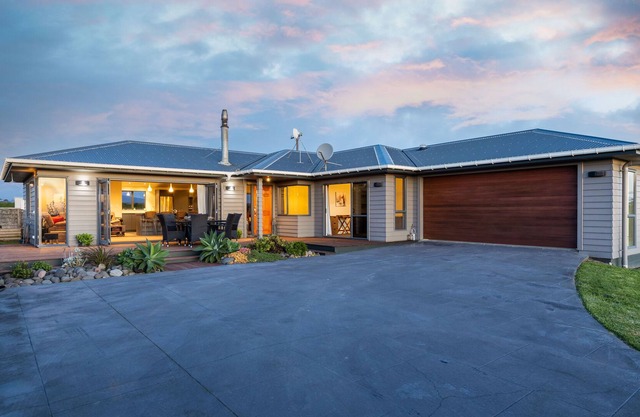SURF BREAK ON STENT: 4 BR, 2 BA House in Warea, Sleeps 7