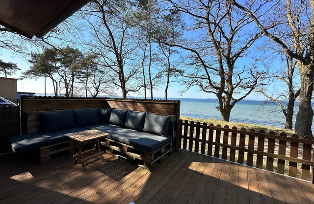 'Surf-Bungalow In Erster Reihe' con vistas al mar, terraza privada y Wi-Fi
