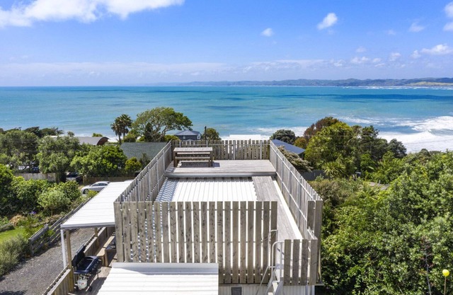 SURF FORTRESS - RAGLAN, family friendly, with a garden in Kawhia