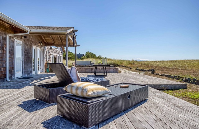Surf Pines Retreat- Oceanfront, Beach Access, Game Room, AC