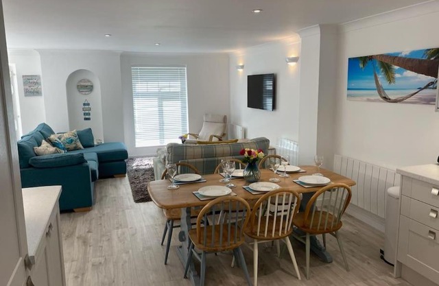 Surf's Up! Perfect base for holidays or work in Cornwall