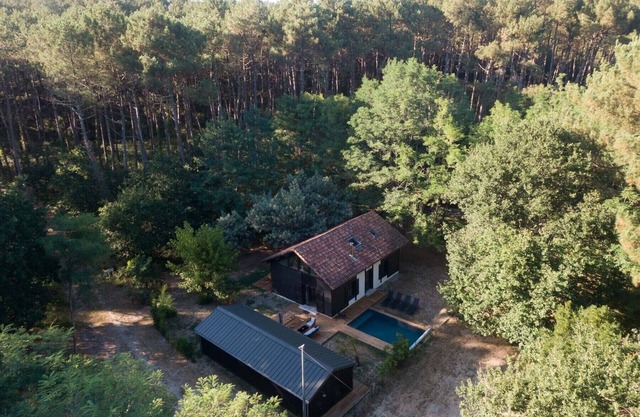 Surf shelter - House + annex - in the forest