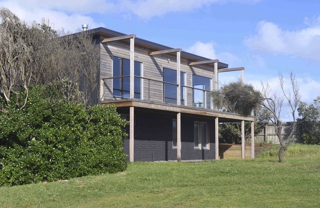 Surf View Beach House hace honor a su nombre con expansivas vistas al sur del océano.