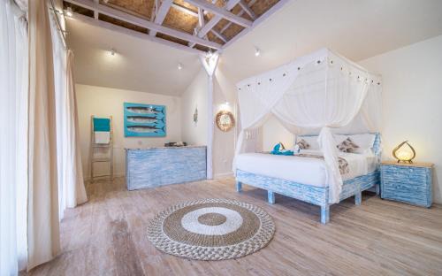Surfer - Single Room Bungalow with Queen Bed, Working Desk, Shower, FREE Access to Pool and Gym, Onsite SPA, Car-Bike-ATV Rental, Diving and Fishing