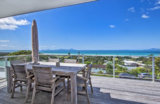 Surfers Lookout - Waipu Cove Holiday Home