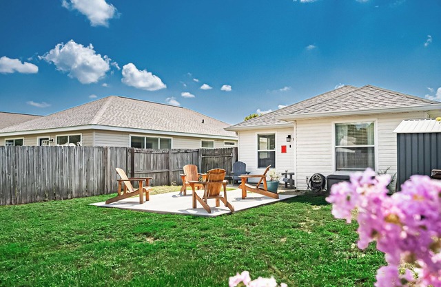 Surfside Cottage - 3BR/2BA - Close to Beaches & Zoo