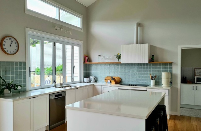 Surfside Retreat - New home 500m walk to the beach