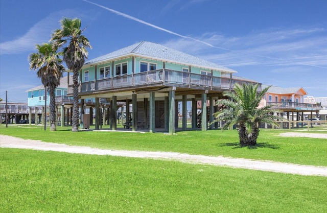 Surfside Retreat - Great Views & Steps from Beach