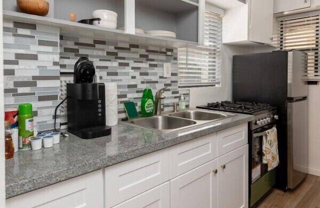 Surfside Stay: 2BR with Queen Beds in Venice