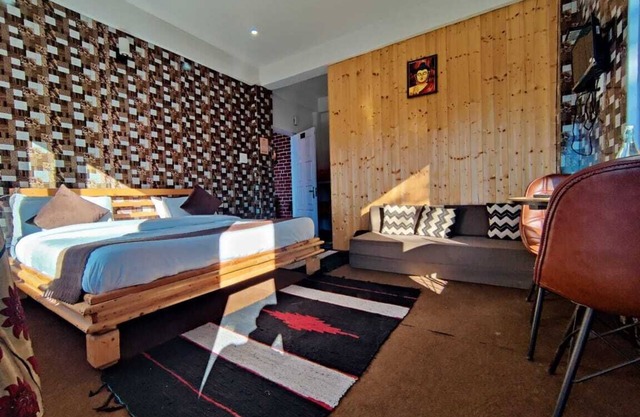 Surrounded by Mountains Deluxe Room- King size bed
