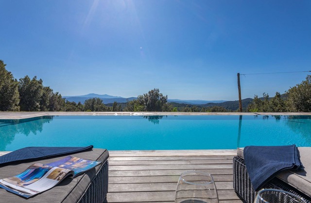 Independent villa, sleeps 10, with pool.