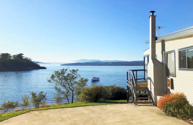 Surveyors Cottage - 40 steps to the beach