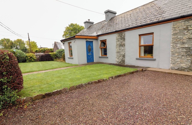 SUSIE'S COTTAGE, pet friendly in Beaufort, County Kerry