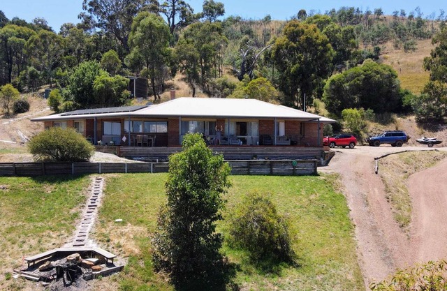 Sustainable retreat on 20 acres of lake hillside
