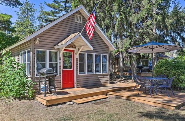 'Bayview Cottage' Suttons Bay Cottage w / Fire Pit!