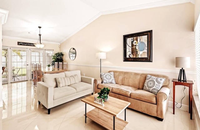 SW Miami Oasis with playroom & basketball hoop