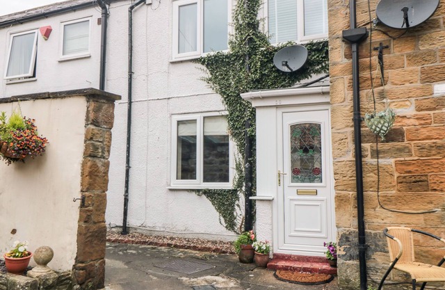 SWAINBY COTTAGE, pet friendly, character holiday cottage in Swainby