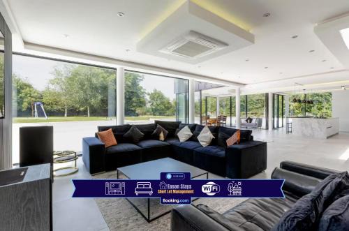 Swallow Fields Old Barn by Eason Stays - Luxury Barn with Private Driveway, Huge Garden and Cinema Room with 360 Surround Sound