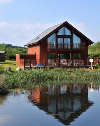 Swallow Lodge with Hot Tub, dogs welcome sleeps 8, Great resort Facilities