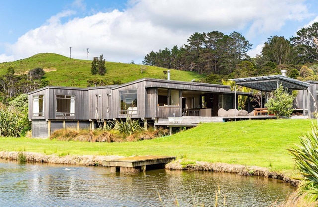 Swamphouse on the Peninsula - Tawharanui Home