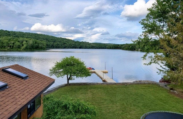 Swan Lake paradise with amenities galore