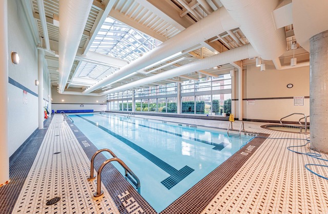 Sweat Condo, Central Location+ One Free Parking!