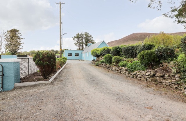 SWEENEY'S COTTAGE, family friendly in Beaufort, County Kerry