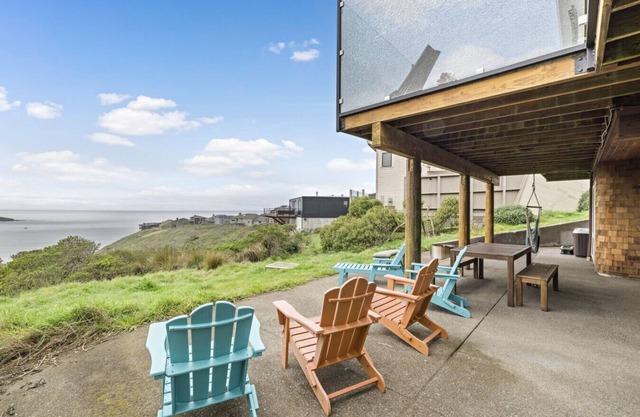 *Sweeping Ocean Views*Hot Tub*King Bed*Garage