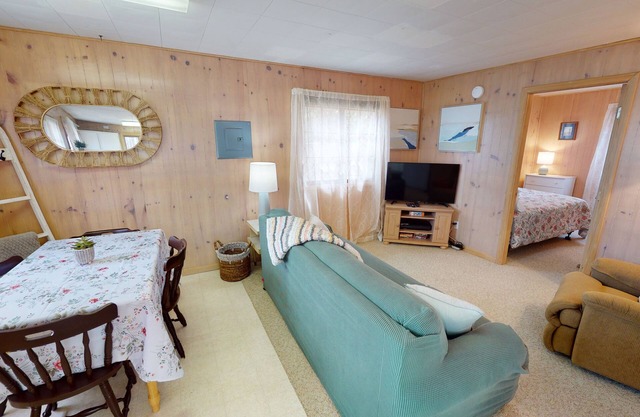 Sweet 2BRM + 1BATH COTTAGE with Lake Access + Mooring! FISH! BOAT!