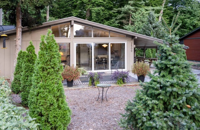 Sweet 3 bedroom Cottage Near Lake Michigan Beach!